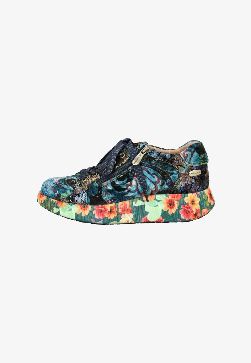 Zapatilla baja con tejido de paisley azul y negro, cordones azul marino, cremallera lateral y una suela gruesa decorada con patrones florales coloridos.