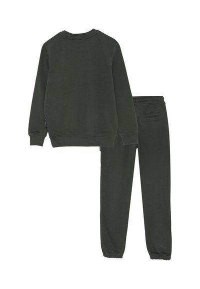 Felpa a maniche lunghe verde scuro con polsini a coste abbinata a pantaloni jogger coordinati con vita elasticizzata e polsini alla caviglia.