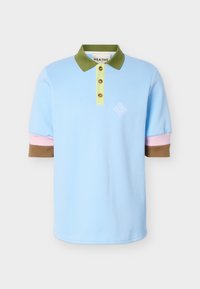 Polo bleu clair à manches courtes avec col vert olive, patte de boutonnage jaune, poignets de manches rose et marron, et petit logo blanc sur la poitrine.