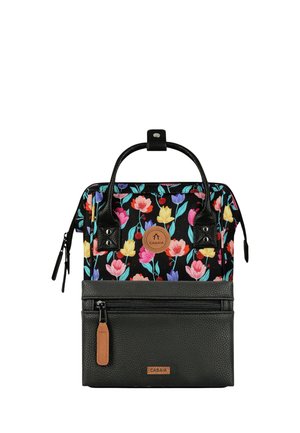 Kompakter Rucksack mit schwarzem Lederboden und floral gemustertem Stoffoberteil, mit oberen Griffen, vorderer Reißverschlusstasche und Markenlogos.