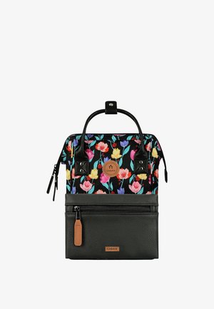 Kompakter Rucksack mit schwarzem Lederboden und floral gemustertem Stoffoberteil, mit oberen Griffen, vorderer Reißverschlusstasche und Markenlogos.