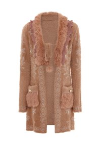 Cárdigan beige esponjoso con un cuello rizado y detalles de piel. Presenta costuras decorativas y dos bolsillos frontales con adornos.