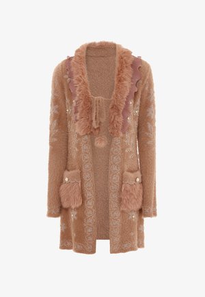 Fluffy beige cardigan met een gerimpelde kraag en bontaccenten. Voorzien van decoratieve stiksels en twee voorzakken met versieringen.