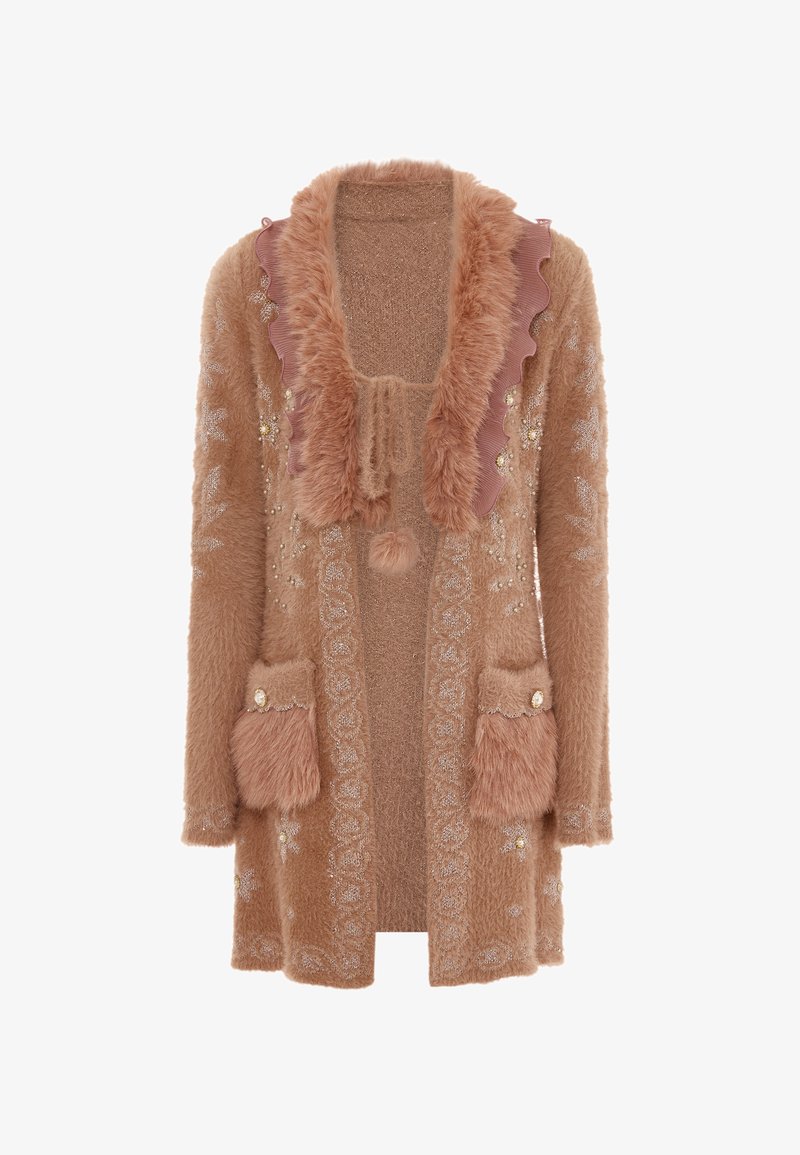 Chlupatý béžový kardigan s volánovým límcem a kožešinovými detaily. Obsahuje dekorativní švy a dvě přední kapsy s ozdobami.