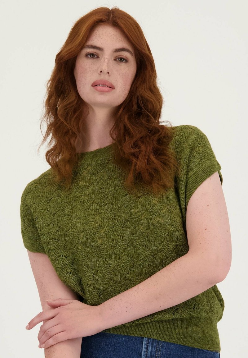 Groene gebreide sweater met korte mouwen, voorzien van een gemarmerd patroon en een klassieke ronde hals. Zacht, lichtgewicht materiaal. Casual ontwerp, relaxed fit.