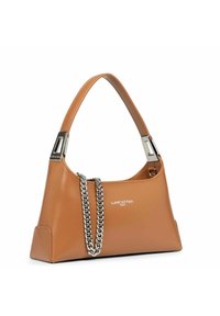Sac à main en cuir tan avec un design structuré, finition semi-mate et une bandoulière en chaîne argentée. Présente un logo sur le devant et une large poignée pour l'épaule.