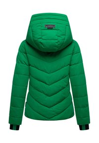 Veste d'hiver verte matelassée avec capuche, présentant un motif de coutures en chevron et des poignets côtelés rayés noir-vert, vue de dos.