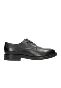 Scarpa da uomo in pelle nera con una texture liscia, punta arrotondata, cinque occhielli e suola piatta in gomma. Dettagli minimi lungo le cuciture.