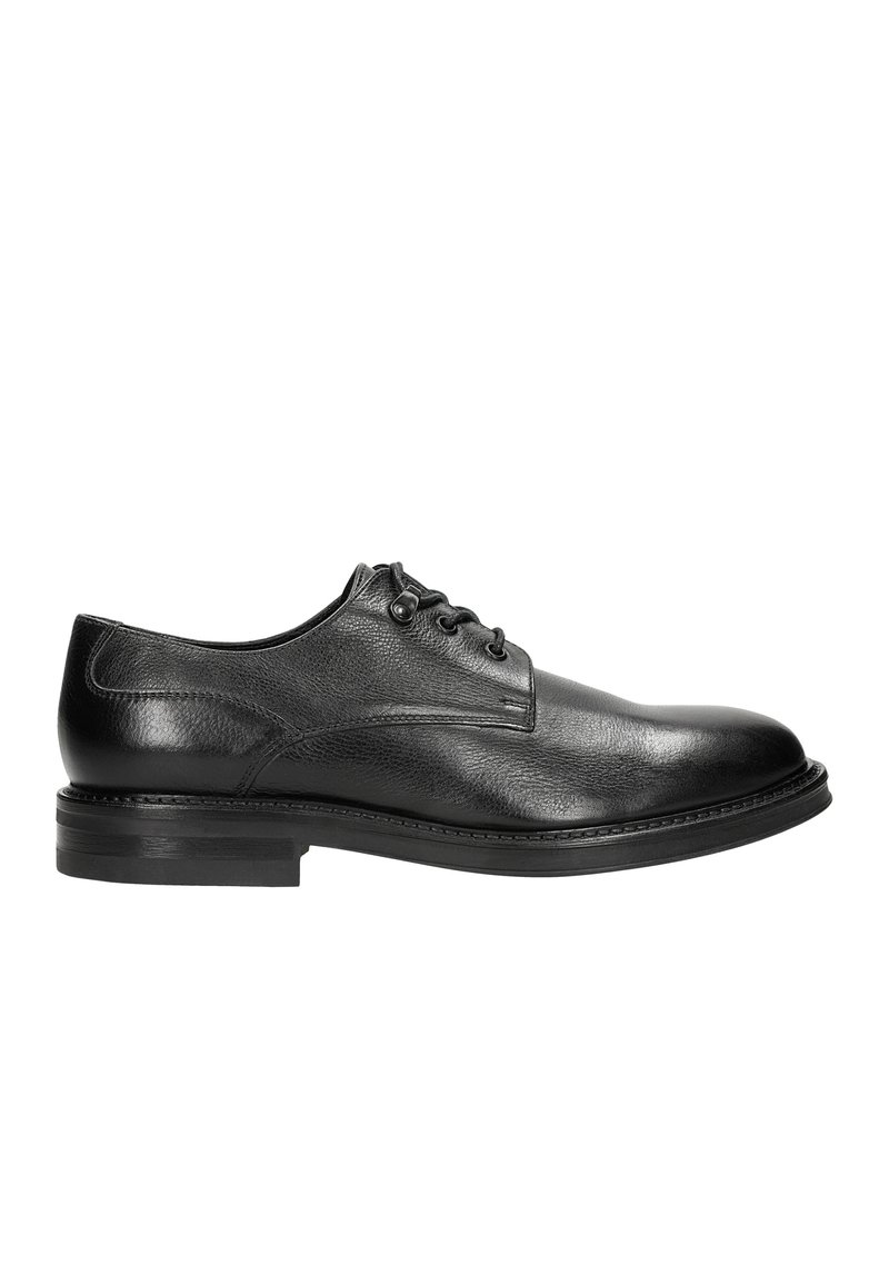 Scarpa da uomo in pelle nera con una texture liscia, punta arrotondata, cinque occhielli e suola piatta in gomma. Dettagli minimi lungo le cuciture.
