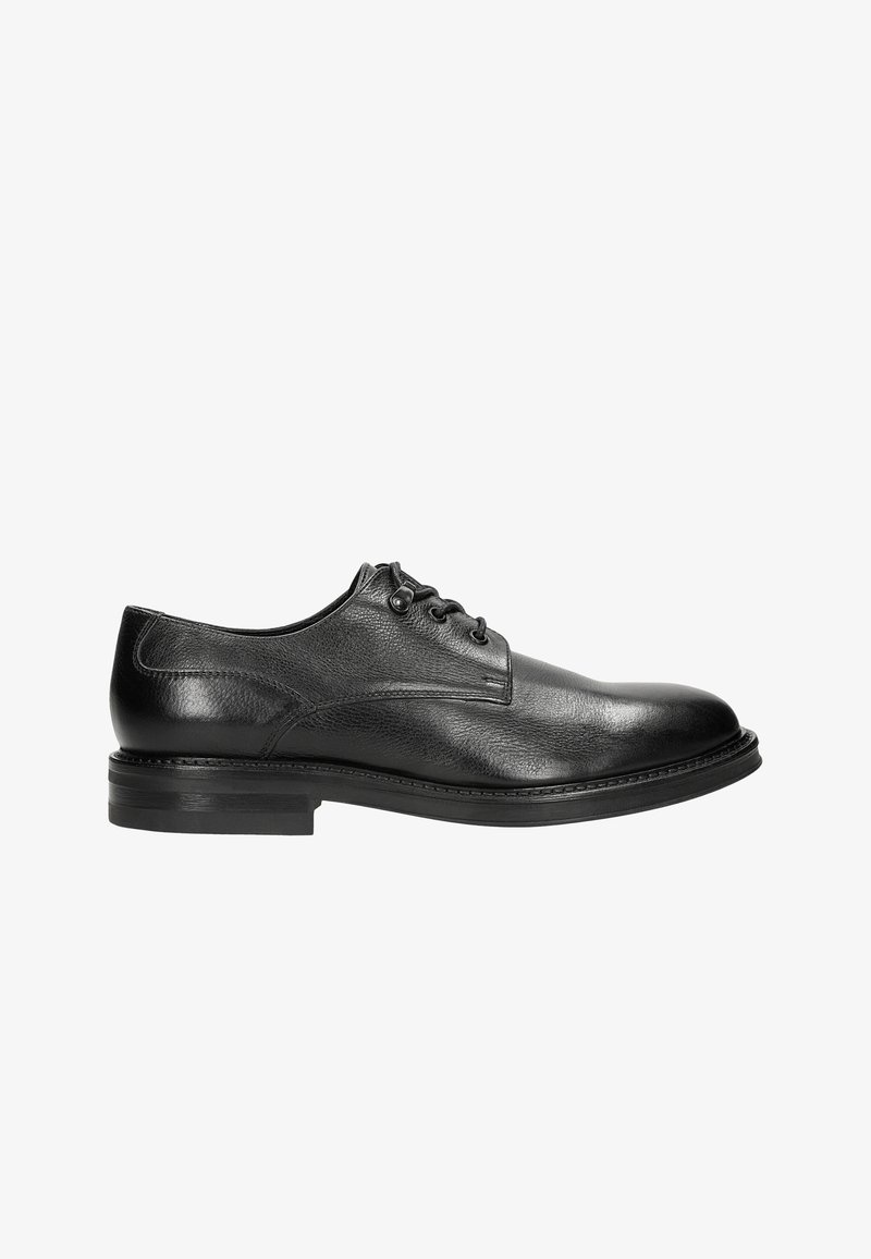 Chaussure habillée en cuir noir avec une texture lisse, bout arrondi, cinq œillets et une semelle plate en caoutchouc. Détails minimalistes le long des coutures.