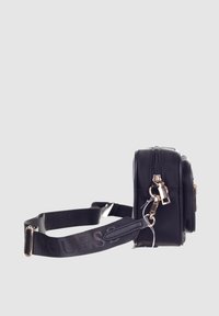 Borsa a tracolla nera in materiale sintetico, dotata di chiusura con zip, hardware dorato e un cinturino rimovibile con il nome del marchio.