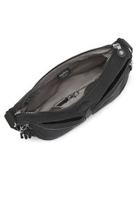 Schwarze Nylon-Crossbody-Tasche mit zwei Reißverschlussfächern und einem charakteristischen Logo. Das Innere ist mit einem glatten grauen Futter und einer kleinen Reißverschlusstasche ausgestattet.