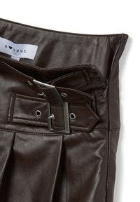 Bruine leren rok met een brede riem met metalen gesp, geplooid ontwerp en een zijrits voor sluiting. Etiket binnenin zegt 'B♥ANGEL.'