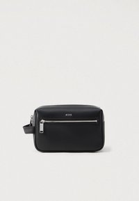 Juoda odinė higienos reikmenų dėklas su lygiu paviršiumi, stačiakampio formos, sidabro užtrauktuko akcentu ir prekės ženklo logotipu priekyje.