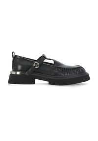 Scarpe in pelle nera con punta arrotondata, design a T-strap e tacco spesso. Presentano un'accento argento sul tacco e una texture raccolta sulla parte anteriore.