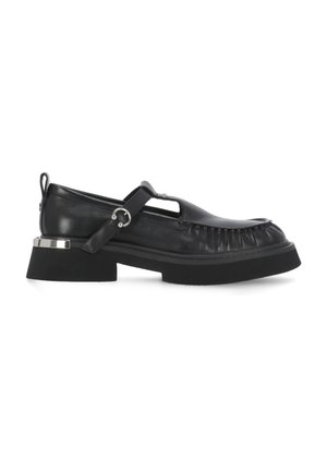 Scarpe in pelle nera con punta arrotondata, design a T-strap e tacco spesso. Presentano un'accento argento sul tacco e una texture raccolta sulla parte anteriore.