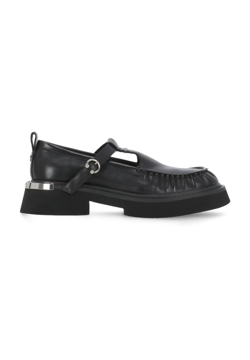Scarpe in pelle nera con punta arrotondata, design a T-strap e tacco spesso. Presentano un'accento argento sul tacco e una texture raccolta sulla parte anteriore.