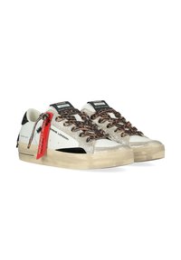 Sneaker bianche con accenti di glitter oro, lacci neri e in stampa leopardo, pannello posteriore nero e suola beige texturizzata. Etichetta della marca attaccata.