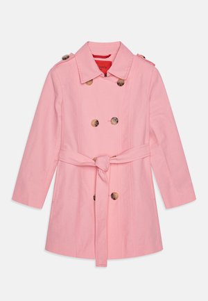 Lys rosa trenchcoat med dobbeltknappet front, store knapper, belted liv og spiss krage. Laget av et glatt, teksturert stoff.