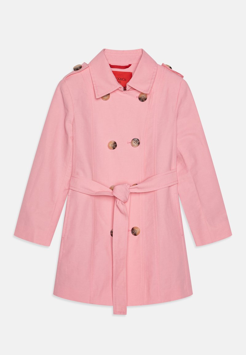 Trench coat de color rosa claro con cierre de doble botonadura, grandes botones, cintura ceñida con cinturón y cuello puntiagudo. Fabricado con una tela suave y texturada.