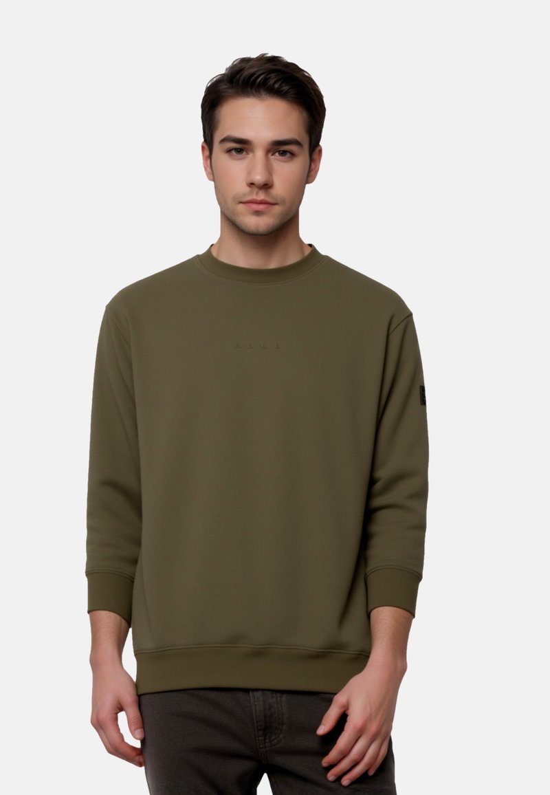 Olivgrüner Pullover aus weichem Stoff. Hat einen Rundhalsausschnitt, gerippte Bündchen und dezente Markenkennzeichnung auf der Vorderseite. Einfaches Design.