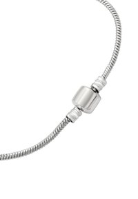 Bracciale in argento con un design flessibile e attorcigliato, accentuato da una perla geometrica lucida. La superficie è lucida con dettagli testurizzati sulle perle.