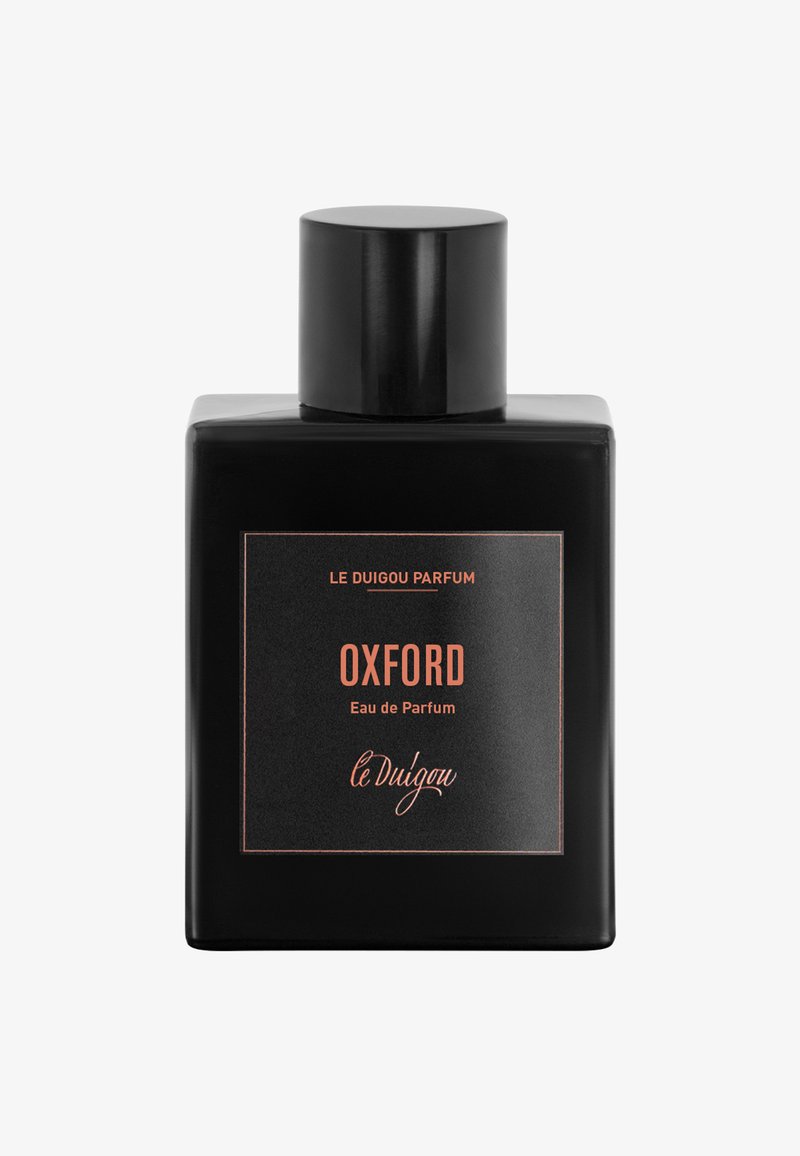Schwarze rechteckige Parfümflasche mit einem quadratischen schwarzen Etikett mit der Aufschrift "OXFORD Eau de Parfum" von Le Duigou.