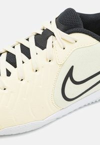 Nike Performance LEGEND 10 ACADEMY  - Botines de fútbol sala - lemonade/black/metallic gold coin