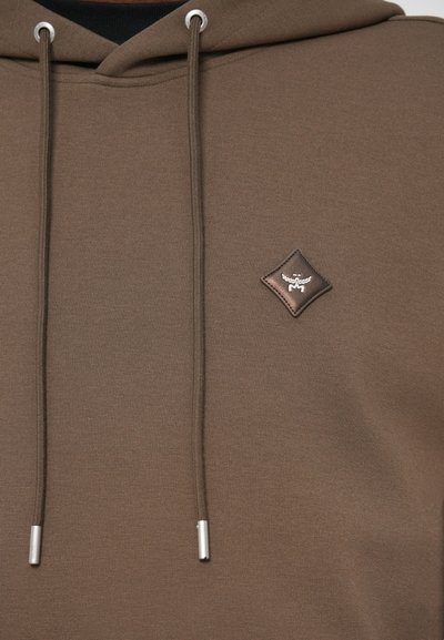 Brązowa bluza z kapturem o teksturowanym materiale, z metalowymi sznurkami do ściągania oraz diamentowym logo w brązowo-srebrnym kolorze na klatce piersiowej.