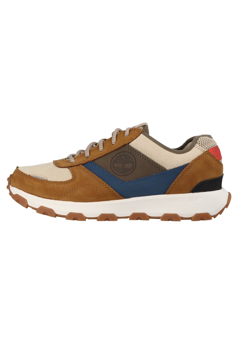 Baskets marron et beige avec des accents bleus et olive. Présentent un dessus en cuir texturé et en suède, des lacets gris et une semelle extérieure en caoutchouc blanc.