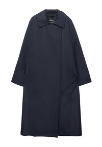 Manteau long bleu marine avec col, manches longues, fermeture avant cachée et poches latérales, présenté à plat sans attaches visibles.