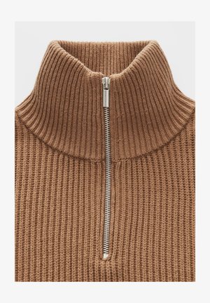 Maglione a coste marrone con colletto alto e una zip metà argento al centro davanti.