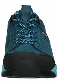 Blaues Wildleder-Sport Schuh mit schwarzem Gummikappen, schwarzen und blauen Schnürsenkeln und einer strukturierten Gummisohle. Verfügt über ein wasserdichtes Design.
