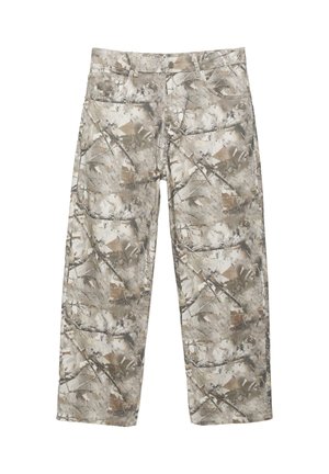 Beige, barna és szürke árnyalatú, álcázó mintás cargo nadrág övhurkokkal, elülső zsebekkel és egyenes szabású szárakkal.