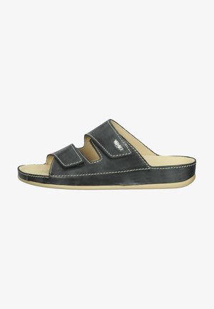Zwarte leren slide-sandaal met twee open banden, beige stiksels en een lage profielzool. Soepele textuur en minimalistisch ontwerp.