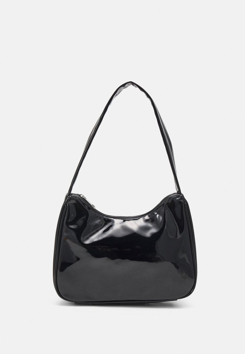 Petit sac d'épaule en cuir verni noir brillant avec une bandoulière unique et une fermeture éclair supérieure, présenté sur un fond blanc.
