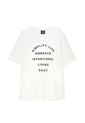 Tricou alb cu mânecă scurtă, cu decolteu rotund și text negru imprimat pe linii verticale: "SIMPLIFICĂ VIAȚA," "ÎMBRĂȚIȘEAZĂ," "INTENȚIONAT," "VIAȚĂ," "ZILNIC."