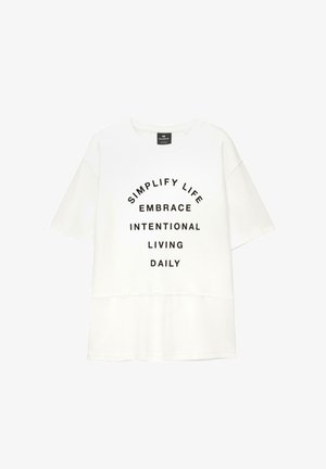 Valkoinen lyhythihainen t-paita pyöreällä pääntiellä ja mustalla tekstillä, joka on painettu pystysuoraan: "YKSINKERTAISTA ELÄMÄ", "SYLEILE", "TAHTO", "ELÄMINEN", "PÄIVITTÄIN."