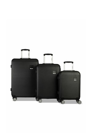 Trois valises rigides noires avec des rainures horizontales, des poignées télescopiques et quatre roues pivotantes, disposées par taille du plus grand au plus petit.