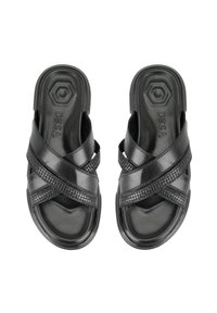 Zwarte slide sandalen met een kruisbandontwerp, voorzien van glad en gestructureerd leer, hexagonaal logo detail op de voetbed.