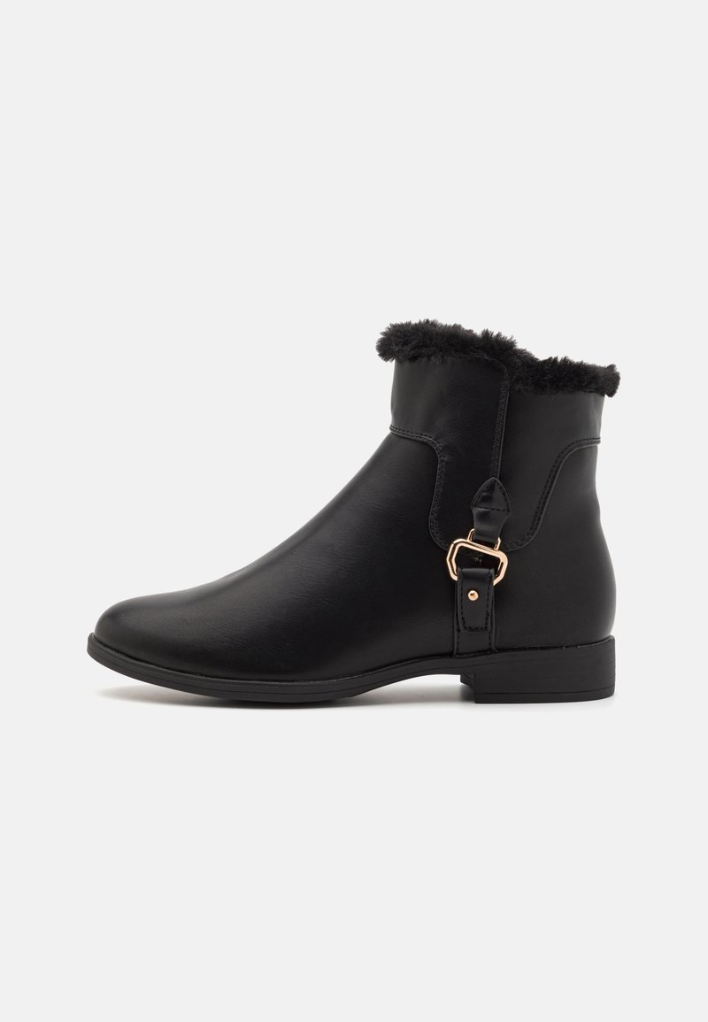 Bottes noires à chevilles en faux cuir lisse, avec un col en fausse fourrure, un détail de boucle dorée et un petit talon carré.
