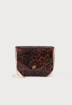 Borsa a tracolla con stampa leopardata in materiale sintetico lucido. Presenta una tracolla in catena dorata e una chiusura angolare con un dettaglio del logo.