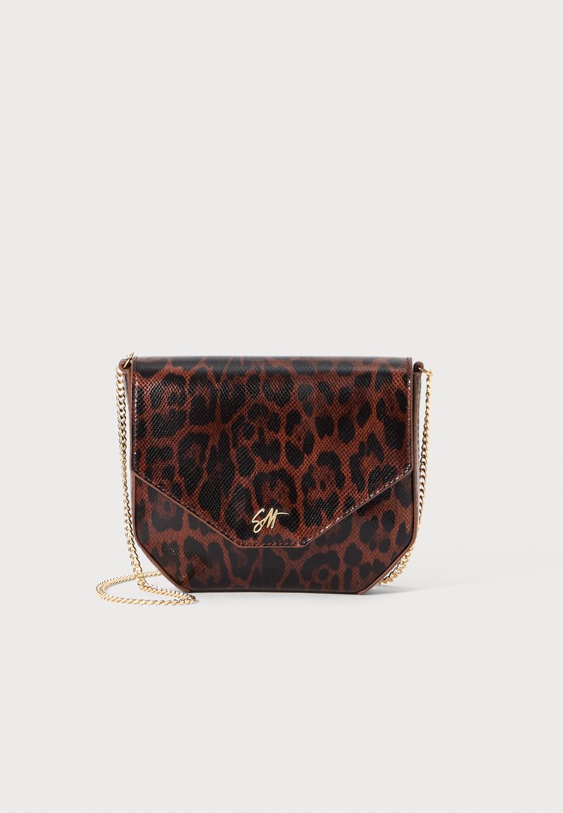 Kabelka přes rameno s leopardím potiskem vyrobená z lesklého syntetického materiálu. Obsahuje zlatou řetízkovou šňůru a úhlovou klopu s akcentem loga.
