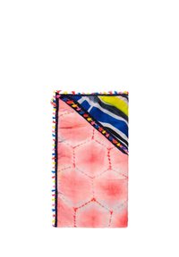 Wielokolorowy koc z różowym heksagonalnym wzorem, granatowymi i żółtymi akcentami, wykończony kolorowymi frędzlami wzdłuż krawędzi.