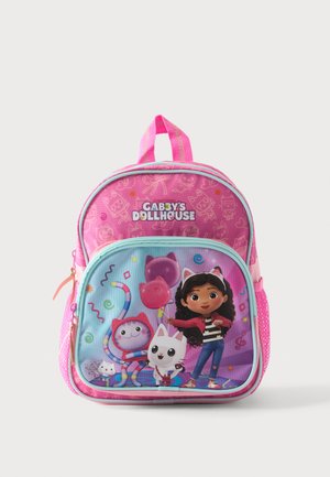 Sac à dos rose pour enfants avec le texte "Gabby's Dollhouse" et des personnages de dessins animés colorés, incluant une fille et trois chats sur la poche avant.