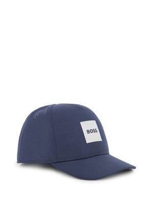 Gorra de béisbol azul marino con una visera curva y un parche cuadrado blanco en el frente que muestra la palabra "BOSS" en letras negrita.