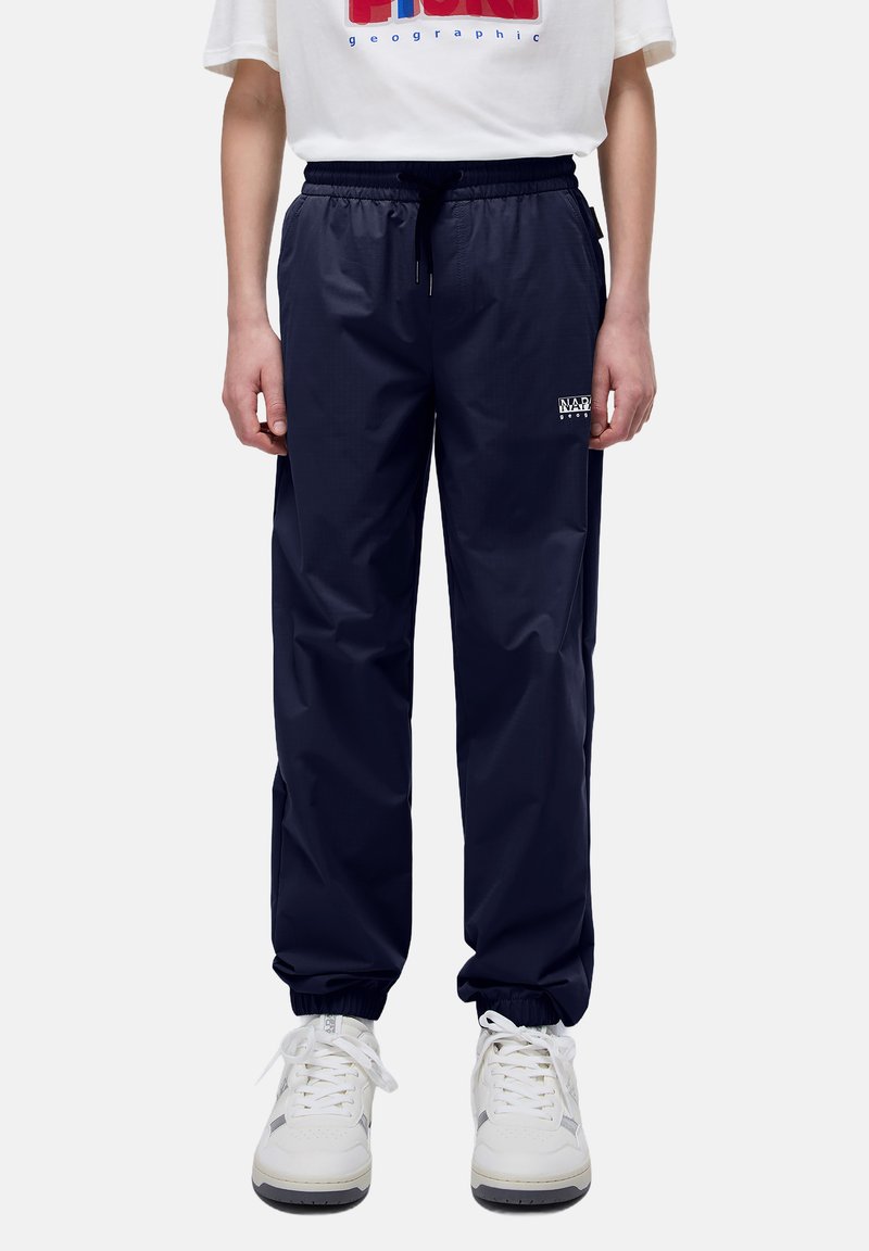 Pantalones jogger ligeros en color navy con cintura elástica y puños, que cuentan con bolsillos laterales y un pequeño logo en el muslo izquierdo.