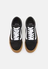 Svarte semskede sneakers med hvite snørebånd og sidestreker, som har en gummigummisåle, rund tådesign og polstret krage.