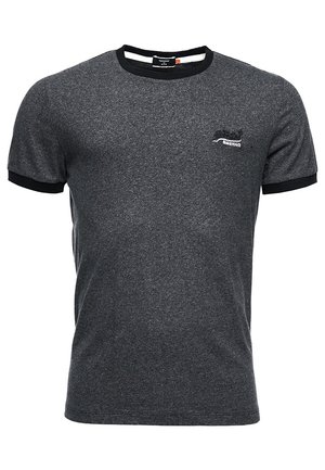 T-shirt a maniche corte di colore grigio carbone con colletto e polsini delle maniche neri, con un piccolo logo ricamato sul lato sinistro del petto.