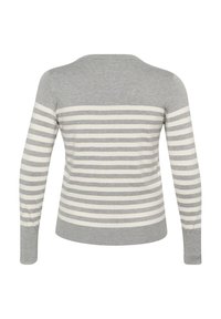 Pull gris à rayures horizontales blanches, col rond, manches longues et poignets côtelés. Texture douce, coupe standard, design minimaliste.